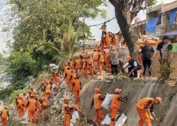 Sudin LH Jakarta Pusat Angkut Empat Ton Sampah dari Bantaran Kali Ciliwung