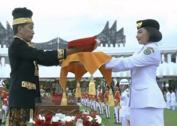 Presiden Memimpin Upacara Penurunan Bendera di IKN