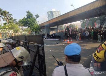 Gerbang Pancasila Gedung DPR RI Berhasil Jebol, Massa Langsung Mundur Dan Lanjutkan Orasi