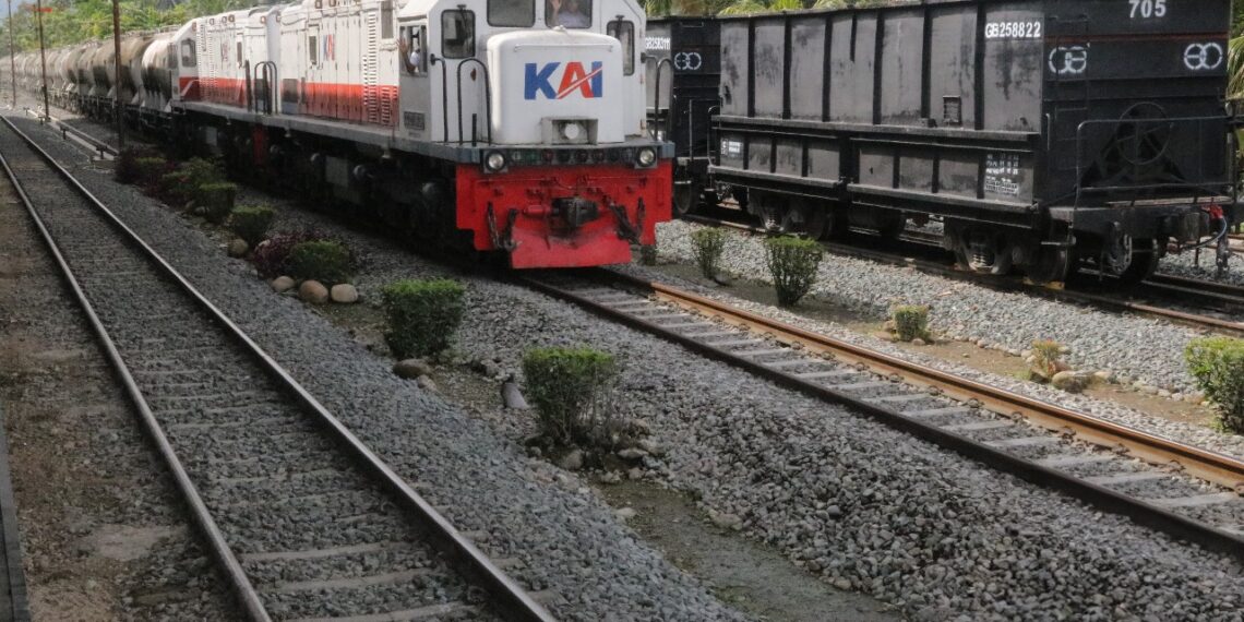 KAI Divre II Sumatera Barat Catatkan Kinerja Positif pada Angkutan Penumpang dan Barang Periode Januari s.d Juli 2024