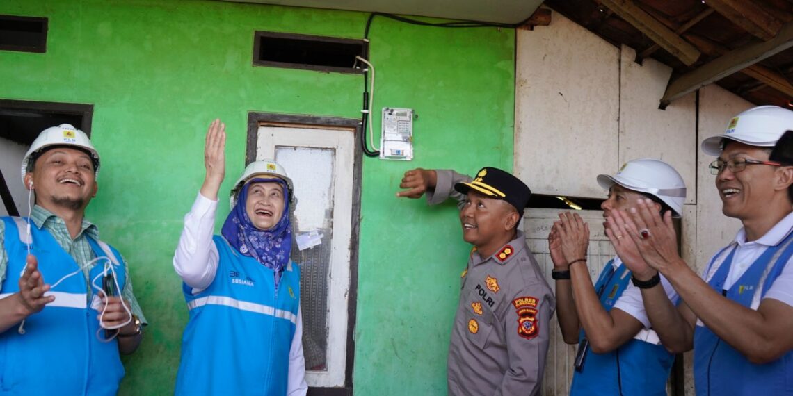 Sambut Hari Kemerdekaan, PLN Jabar Nyalakan Listrik 454 Pelanggan lewat Program Light Up The Dream