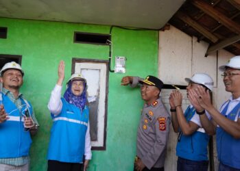 Sambut Hari Kemerdekaan, PLN Jabar Nyalakan Listrik 454 Pelanggan lewat Program Light Up The Dream