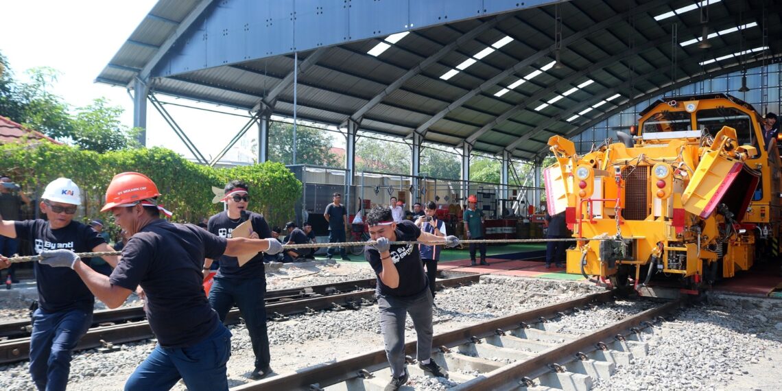 KAI Gelar Lomba Tarik Sarana Kereta Api di Cirebon