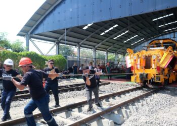 KAI Gelar Lomba Tarik Sarana Kereta Api di Cirebon