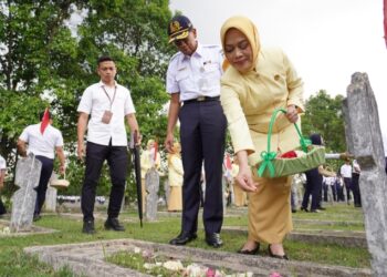 HUT ke-79, KAI Tabur Bunga di TMP Cikutra Bandung