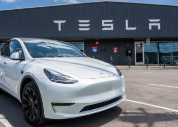 Tesla Rencanakan Peluncuran Robotaxi di Studio Warner Bros