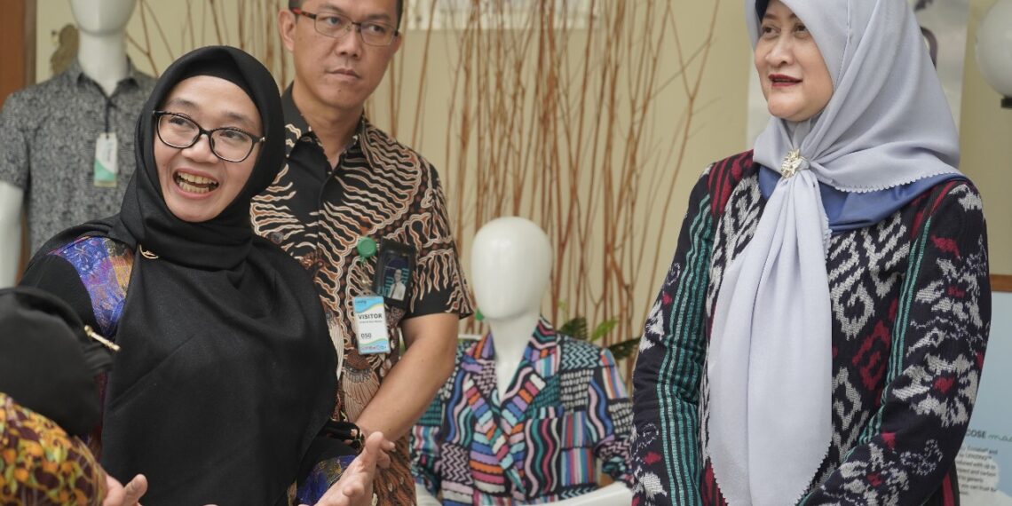 Hari Pelanggan Nasional PLN Jabar Kunjungi Pelanggan Tegangan Tinggi dan Ombudsman serta Berbagi Coklat di Pusat Kota Bandung