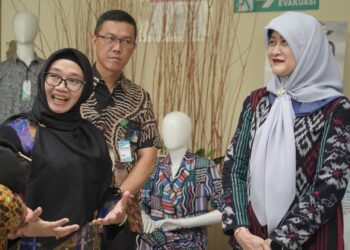 Hari Pelanggan Nasional PLN Jabar Kunjungi Pelanggan Tegangan Tinggi dan Ombudsman serta Berbagi Coklat di Pusat Kota Bandung