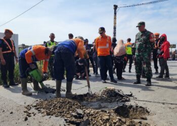 KAI Daop 2 Bandung Bersama BTP Kelas 1 Bandung Tutup Perlintasan No.157 Ciroyom