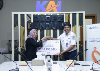 KAI Serahkan Bantuan TJSL Bina Lingkungan sebesar 100 Juta
