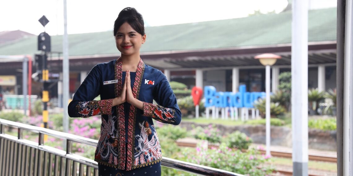 Lestasikan Budaya Batik Nasional, Petugas Kereta Api Kenakan Seragam Batik Khusus