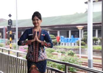 Lestasikan Budaya Batik Nasional, Petugas Kereta Api Kenakan Seragam Batik Khusus