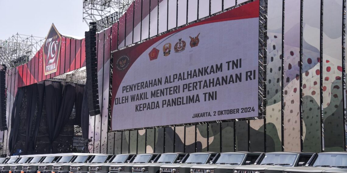 Momen HUT Ke-79 TNI Wamenhan Serahkan Alpalhankam Pindad Ke Panglima TNI