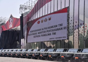 Momen HUT Ke-79 TNI Wamenhan Serahkan Alpalhankam Pindad Ke Panglima TNI