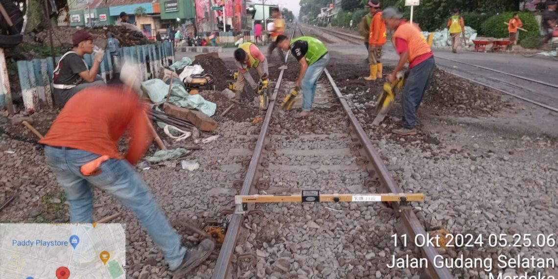 PT KAI Daop 2 Bandung Perbaiki Rel di Perlintasan Jalan Ahmad Yani /Cikudapteuh