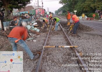 PT KAI Daop 2 Bandung Perbaiki Rel di Perlintasan Jalan Ahmad Yani /Cikudapteuh