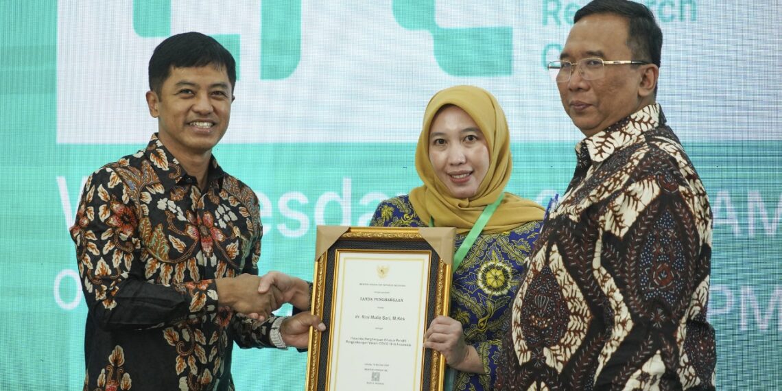Memberikan Kontribusi Aktif di Masa Pandemi : Peneliti Bio Farma Menerima Penghargaan dari Kemenkes RI