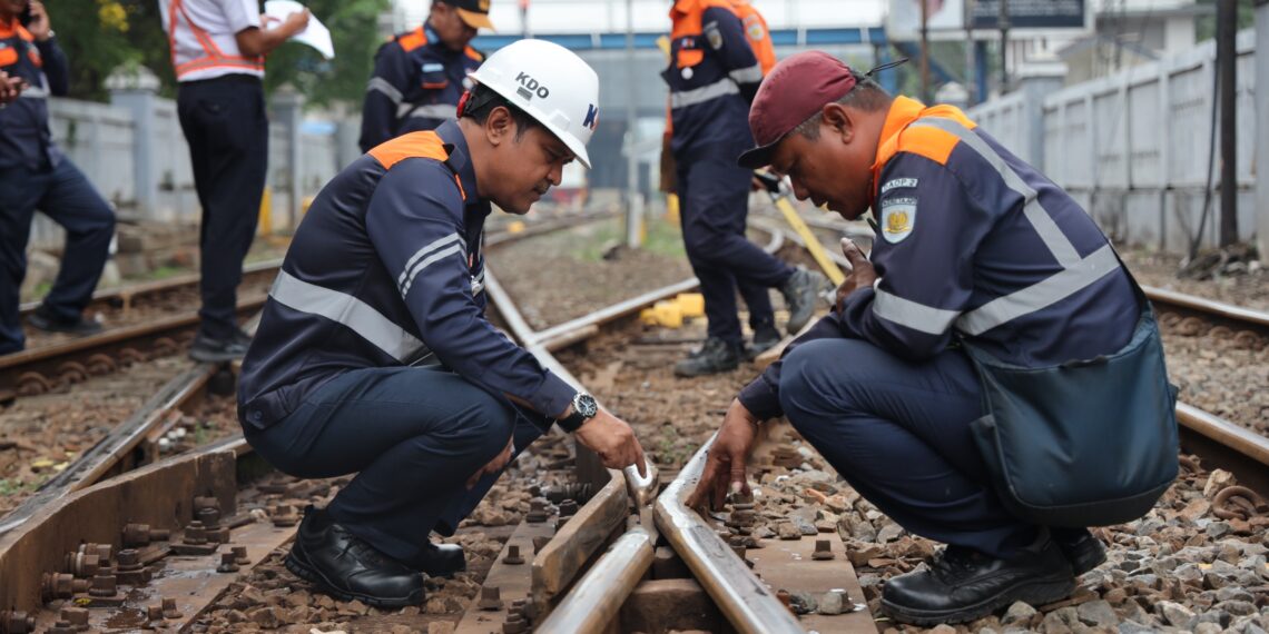 Tingkatkan Keamanan Perjalanan Kereta Api, Daop 2 Rutin Lakukan Pemeriksaan Jalur KA