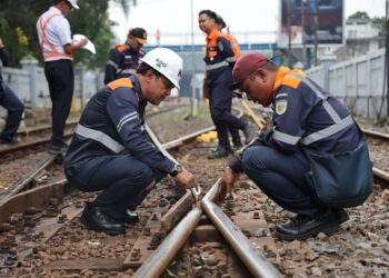 Tingkatkan Keamanan Perjalanan Kereta Api, Daop 2 Rutin Lakukan Pemeriksaan Jalur KA