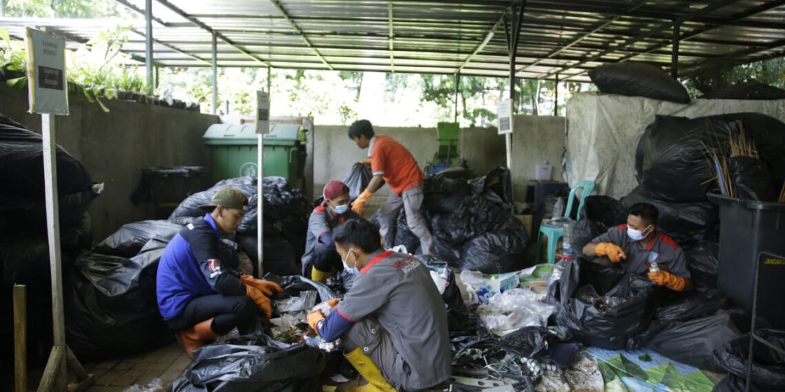Patut Ditiru, Balai Kota Bandung Berhasil Kelola 80 Kantong Sampah per Hari