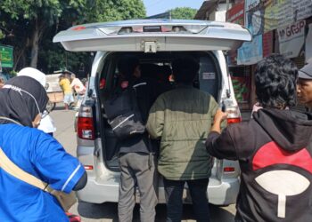 PT KAI Daop 2 Terus Himbau Masyarakat untuk Tidak Beraktivitas di Jalur Rel Kereta Api, Berbahaya dan Berpotensi Fatal