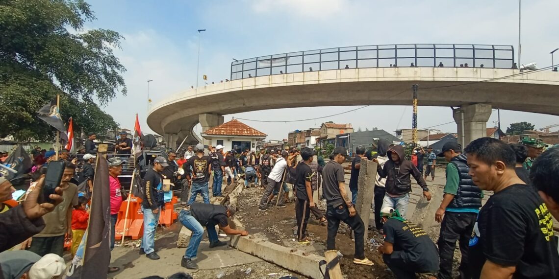PT KAI Daop 2 Bandung Prihatin Tindakan Pembongkaran Pintu Perlintasan Ciroyom yang Telah Ditutup
