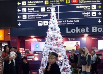 Manjakan Pelanggan Masa Angkutan Nataru KAI Daop 2 Hadirkan Kesenian Tradisional  di Hall Stasiun Bandung