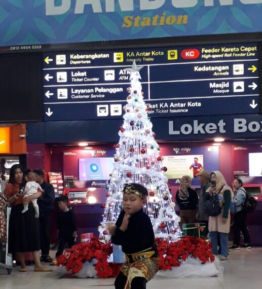 Manjakan Pelanggan Masa Angkutan Nataru KAI Daop 2 Hadirkan Kesenian Tradisional di Hall Stasiun Bandung