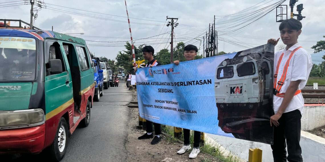 STOP Terobos Pintu Perlintasan, KAI Gandeng Railfans Bagikan Cendera Mata Pada Pengendara