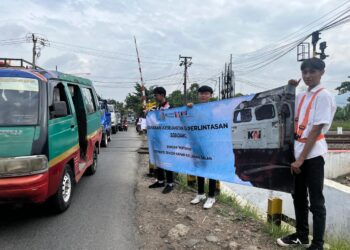 STOP Terobos Pintu Perlintasan, KAI Gandeng Railfans Bagikan Cendera Mata Pada Pengendara