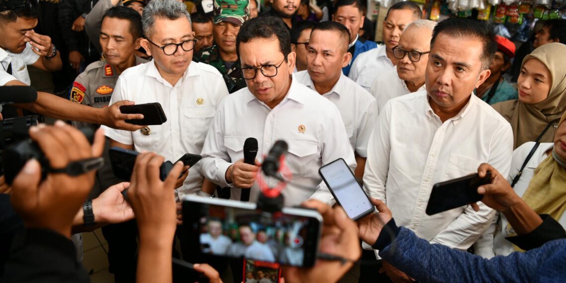 Bey Machmudin Dampingi Mendag Pantau Harga Bahan Pokok Jelang Nataru