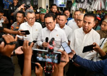 Bey Machmudin Dampingi Mendag Pantau Harga Bahan Pokok Jelang Nataru