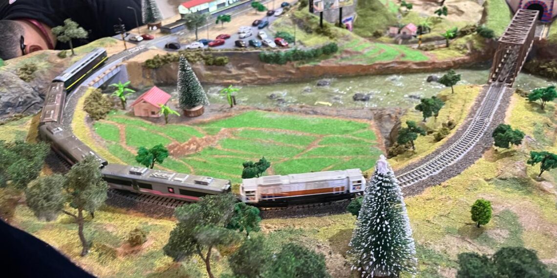 Hibur Pelanggan, KAI Daop 2 Hadirkan Diorama Miniatur Kereta Api Argo Parahyangan di Hall Stasiun Bandung Selama Angkutan Nataru