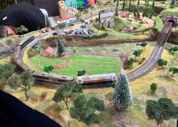 Hibur Pelanggan, KAI Daop 2 Hadirkan Diorama Miniatur Kereta Api Argo Parahyangan di Hall Stasiun Bandung Selama Angkutan Nataru