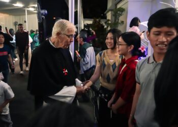 Ribuan Umat Katolik Rayakan Misa Natal Damai di Katedral Santo Petrus