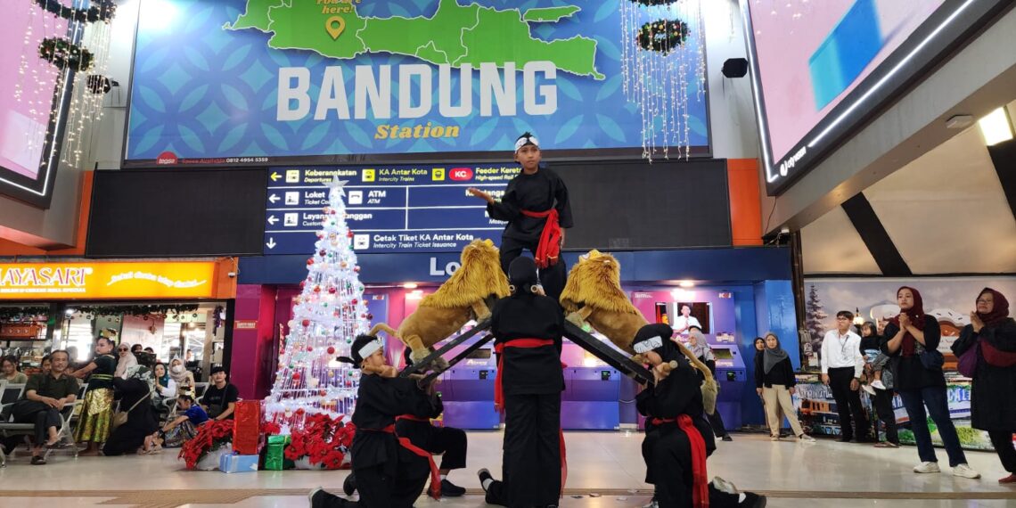 Lestarikan Budaya, KAI Daop 2 Hadirkan Kesenian Sisingaan di Hall Stasiun Bandung