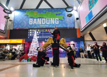 Lestarikan Budaya, KAI Daop 2 Hadirkan Kesenian Sisingaan di Hall Stasiun Bandung