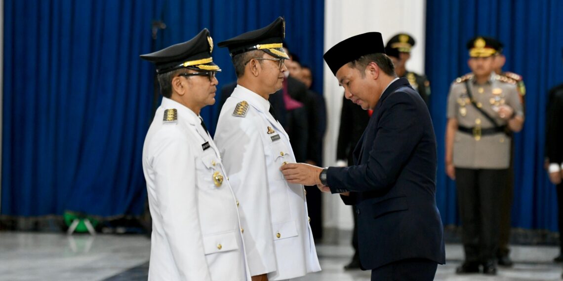 Bey Machmudin Lantik Penjabat Wali Kota Cimahi dan Penjabat Bupati Subang