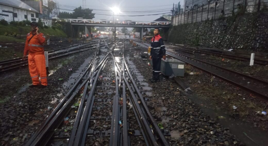 Genangan Air di Jalur Rel Emplasemen Stasiun Bandung Akibat Hujan Deras Sudah Surut, Jalur Kereta Aman Dilalui