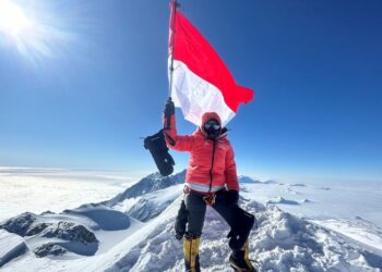 Putri Handayani Mencapai Puncak Gunung Vinson