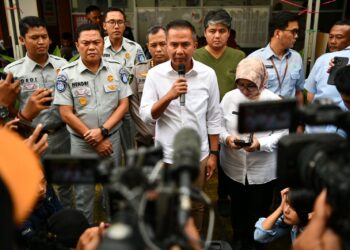 Jenguk Korban Kecelakaa di Gerbang Tol Ciawi 2, Ini Pesan Pj Gub Jabar