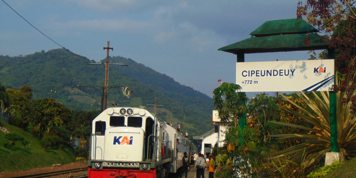 Dukung Program Pemerintah, Kereta Ekonomi PSO KAI Daop 2 Terus Diminati, Moda Transportasi Hemat yang Merakyat