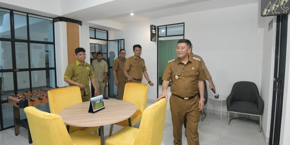 Hari Pertama Ngantor Wagub Erwan Pilih Naik Motor ke Gedung Sate