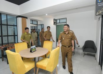 Hari Pertama Ngantor Wagub Erwan Pilih Naik Motor ke Gedung Sate