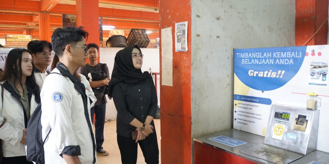 Mahasiswa SBM ITB Berikan Edukasi Teknologi Digital Bagi Pedagang di Pasar Cimahi