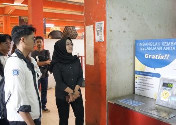 Mahasiswa SBM ITB Berikan Edukasi Teknologi Digital Bagi Pedagang di Pasar Cimahi