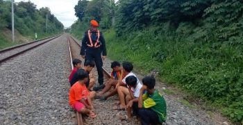Tegas KAI Daop 2 Bandung Larang Warga Ngabuburit di Jalur KA