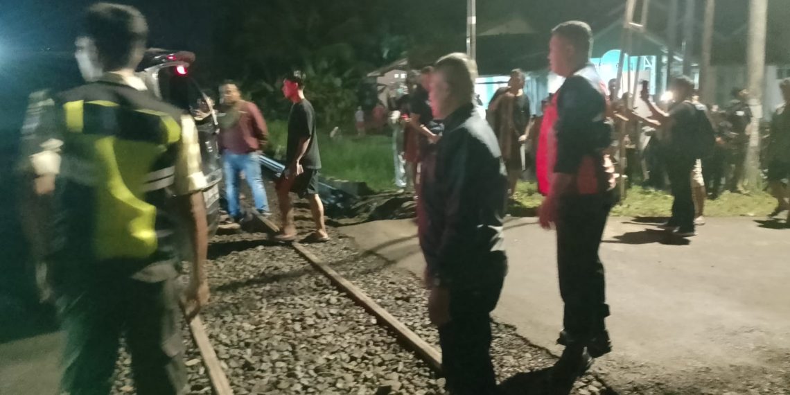 KA Turangga Berhenti Luar Biasa Usai Tertemper Mobil  di Perlintasan Sebidang JPL 382