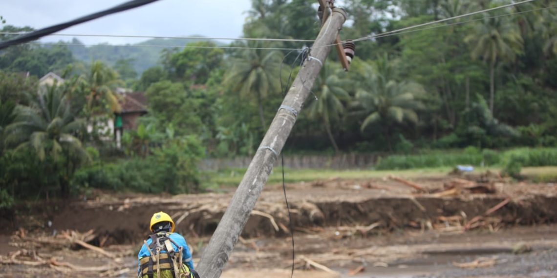 PLN Jawa Barat Gerak Cepat Pulihkan Jaringan Listrik Terdampak Banjir dan Longsor di Sukabumi