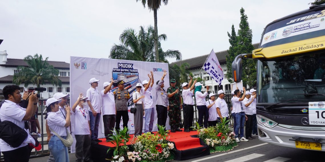 SEI Bersama DEFEEND ID Berangkatkan 2.115 Pemudik Ke Berbagai Kota